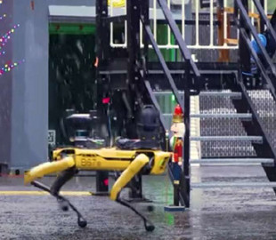 Роботи Boston Dynamics не лише стабільно стоять на ногах, але й освоїли виконання сальто