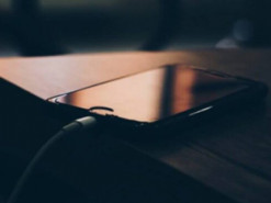 Що відбувається з батареєю, коли ви заряджаєте смартфон уночі