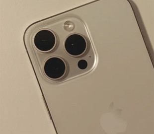 Маленький отвір біля камери iPhone: навіщо він потрібен