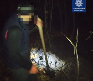 Под Киевом мужчина неделю раскапывал обочину ради наживы