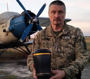 У небі над Одесою розвіяли прах Героя України, який загинув під час оборони Києва