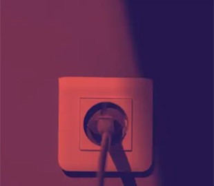 Чому не можна підключати зарядну станцію до квартири через розетку