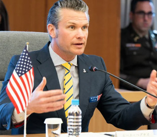 Під час розмови з Гегсетом Трамп назвав «дитячим» його надсилання секретних даних у чат із дружиною — NBC News