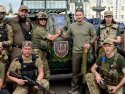Шоумен Педан пригнав пікап, що поїде воювати на передову на Харківщині