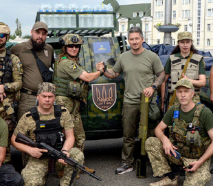 Шоумен Педан пригнав пікап, що поїде воювати на передову на Харківщині