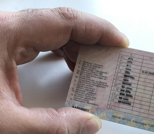 Замовлені онлайн права водія можна буде отримати поштою: що слід знати