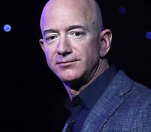 Основатель Amazon потерял первое место в списке богатейших людей мира