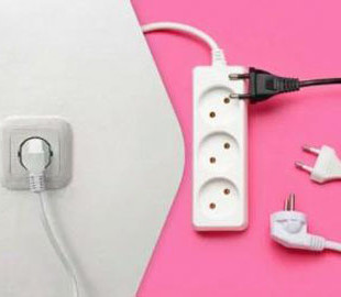 Експерт з енергетики назвав 5 приладів, які не можна підключати до подовжувача: що це