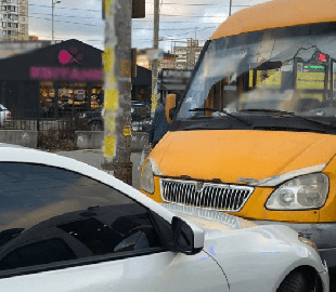 Переплутала педалі: жінка на Infiniti збила пішохода та врізалась у маршрутку у Києві
