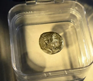 В Німеччині школяр знайшов на дитмайданчику 1800-літню монету