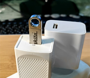 Що буде, якщо вставити USB-флешку у зарядку для смартфона