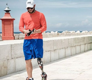 Російському паралімпійцю, який втратив ногу, вручили повістку у військкомат