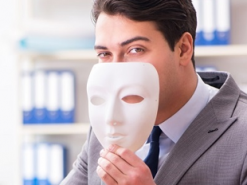 Інтернет-шахрай ошукав понад 200 довірливих українців