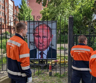 "Посадили у в'язницю": художники в Єкатеринбурзі показали Путіну його місце (фото)