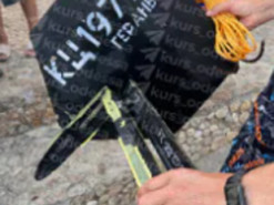 Чоловік у плавках витяг із моря шматок "шахеда" в Одесі