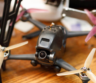 У Черкасах судитимуть жінку, яка незаконно відправила поштою FPV-дрони у США