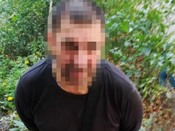 У Києві під час сварки чоловік побив сусіда битою та відібрав телефон