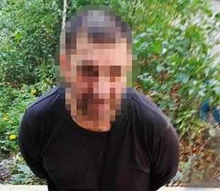 У Києві під час сварки чоловік побив сусіда битою та відібрав телефон