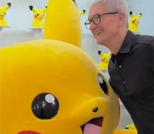 Тім Кук обійняв Пікачу і назвав Японію раєм для геймерів