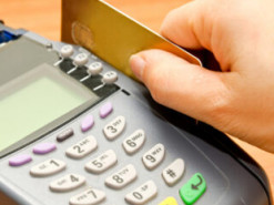 Ні в чому собі не відмовляв: хмельничанин 44 рази розрахувався чужою карткою