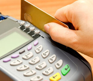 Ні в чому собі не відмовляв: хмельничанин 44 рази розрахувався чужою карткою