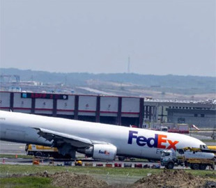 Boeing 767 здійснив аварійну посадку без передньої стійки шасі