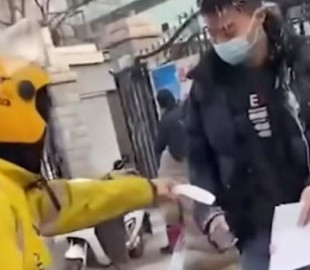 Решила отомстить: китаянка попросила курьера выплеснуть чай в лицо ее бывшему