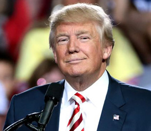 Дональд Трамп купив нову Tesla у Ілона Маска