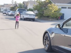 Американські регулятори застерегли автовласників Tesla від випробувань систем безпеки на дітях