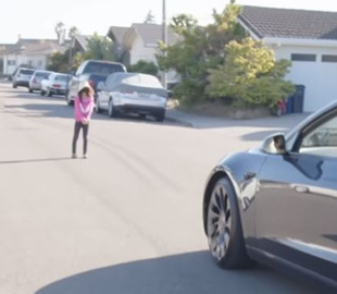 Американські регулятори застерегли автовласників Tesla від випробувань систем безпеки на дітях