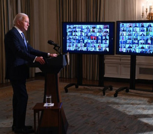 Байден привів до присяги в віртуальному форматі сотні співробітників адміністрації США