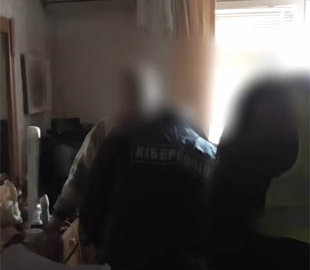 У Києві чоловіка підозрюють у розбещенні дітей та розповсюдженні порнографії