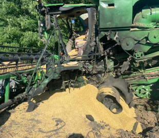 Вантажівка і комбайн на Сумщині підірвалися на ворожих мінах: є жертви