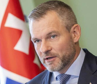 "Гола і боса": президент Словаччини скаржиться, що країна беззахисна перед ворожими дронами