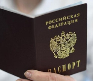 Кремль придумав «подарунок» для молоді: разом із паспортом видають повістки