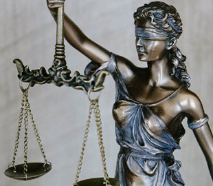 В Естонії чоловік отримав умовний строк за підпал прапора України
