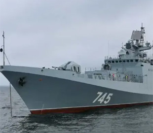 Британський флот місяць стежив за російським фрегатом біля своїх берегів - The Guardian