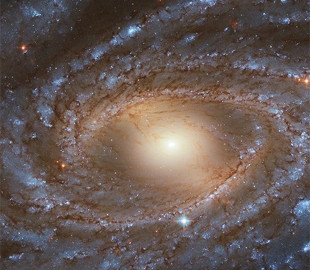 NASA показало фото галактики в 100 млн световых лет от Земли