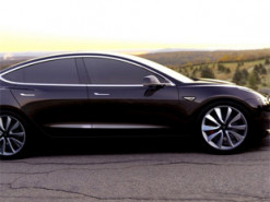 Водія Tesla Model 3 втретє зупинили сонним за кермом