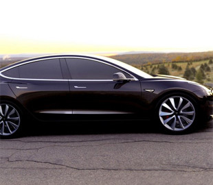 Водія Tesla Model 3 втретє зупинили сонним за кермом