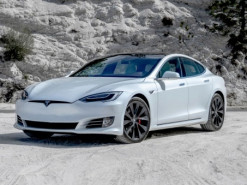 Tesla зможе автоматично викликати 911, якщо автомобіль потрапить в аварію