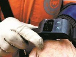 В Китае уличных уборщиков обязали носить браслеты с GPS