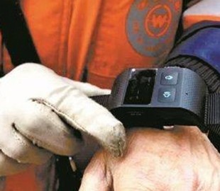 В Китае уличных уборщиков обязали носить браслеты с GPS