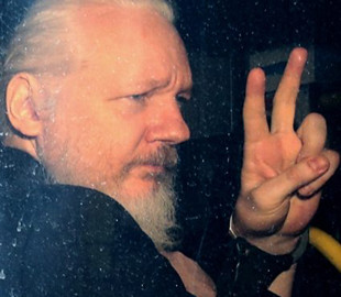 Минюст США обвинил основателя WikiLeaks в связях с хакерской группой Anonymous