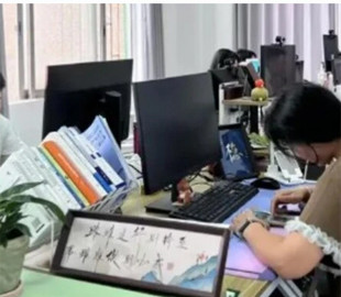 Безробітна молодь Китаю платить за фейкові офіси: що ховається за новою практикою