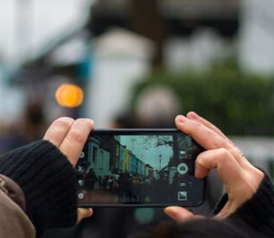 Що означає значок квітки на камері iPhone: чому він рандомно зʼявляється