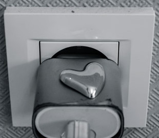 Три прилади, які не варто повністю вимикати з розетки