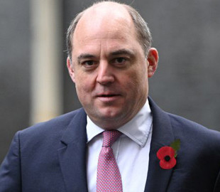 Мошенник позвонил министру обороны Британии и назвался премьером Украины. Шмыгаль уже отреагировал