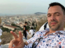 Чекаю онуків: Арестович розповів про дорослу доньку від першого шлюбу