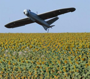 Україна першою в світі почала регулярно використовувати в бою рої дронів на ШІ